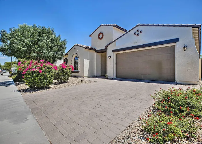 Modern Azure W/ Beautiful Patio, Pool & Spa! Holiday home Goodyear